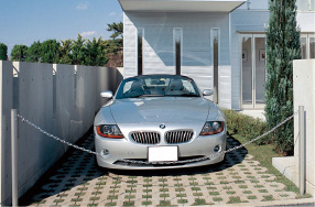 車止めのある車庫