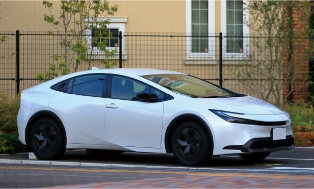 駐車場に停まった自動車