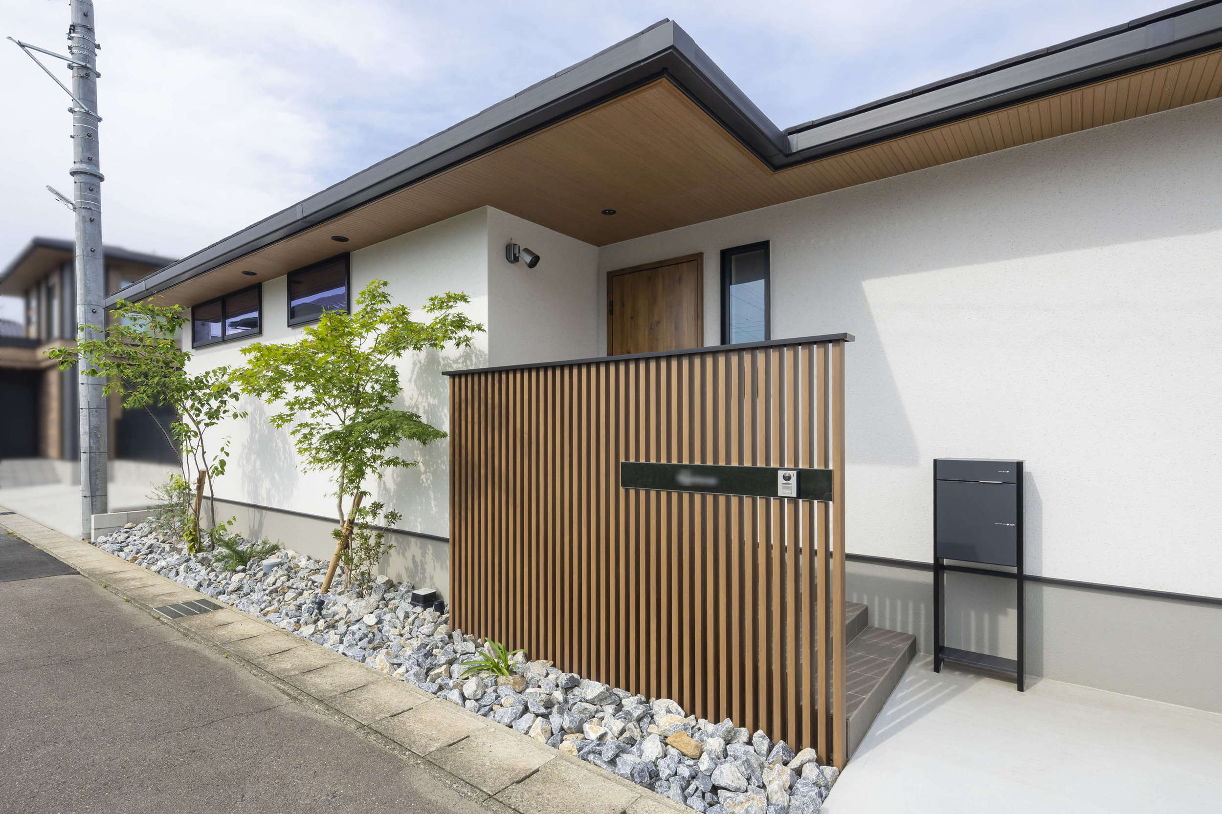 施工例 口コミ おすすめ おしゃれ 和モダン 外構 新築外構 エクステリア 住友林業 縦格子 スクリーン ガーデン ウッドデッキ 縁側 愛知県 名古屋市 江南市