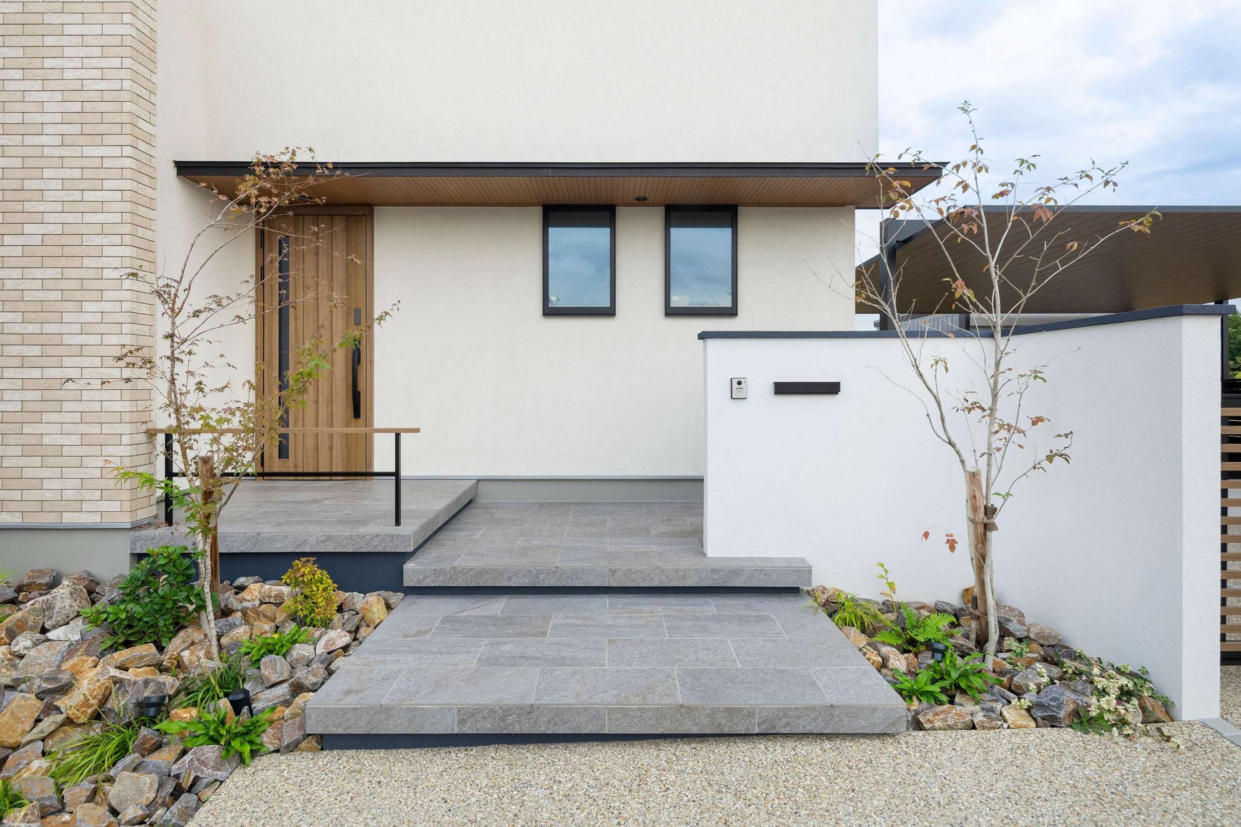 施工例 おすすめ 名古屋 愛知県 新築外構 住友林業 エクステリア カーポート オーバーゲート アップゲート オーバードア ナチュラルモダン  おしゃれ かわいい 高級感