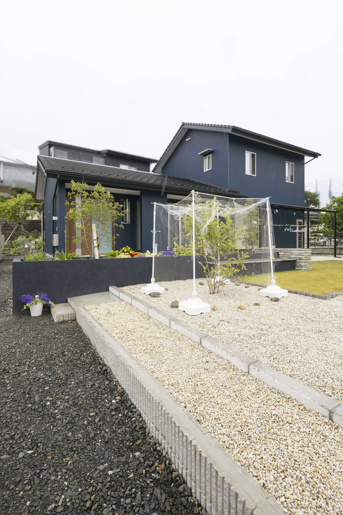 愛犬とくつろぐ 造りつけベンチのある庭|愛知県名古屋市 | 外構（エクステリア）とお庭工事はディーズガーデン