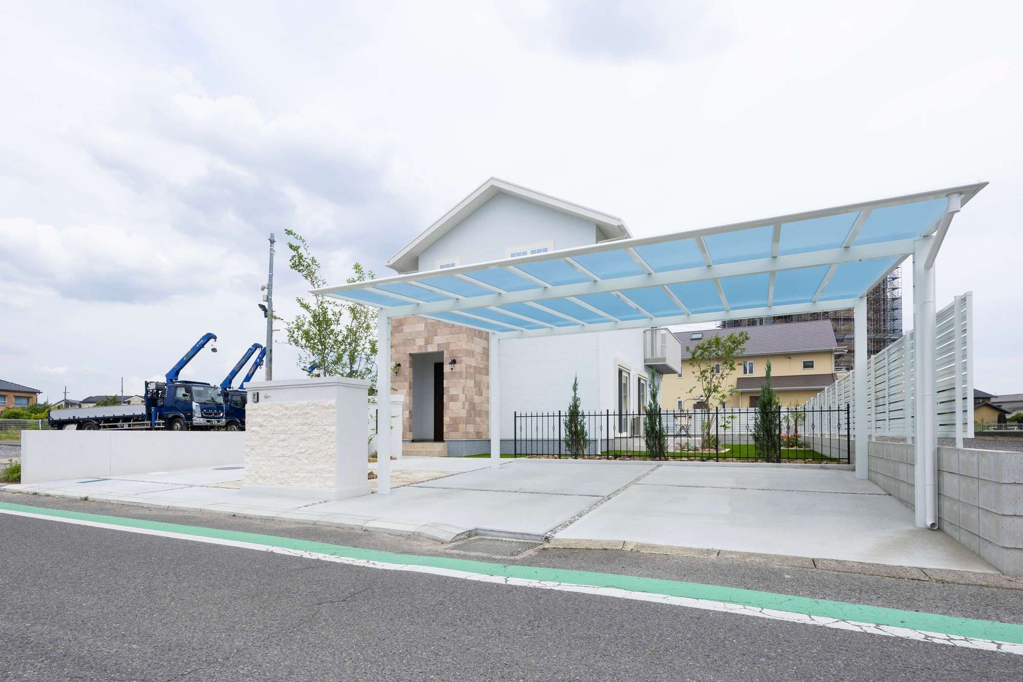 新築外構 エクステリアデザイン カーポート 愛知県 春日井市 積水ハウス エレガント おしゃれ 高級感 かわいい ディズニー 自然石 人工芝 ホテルライク タイルテラス