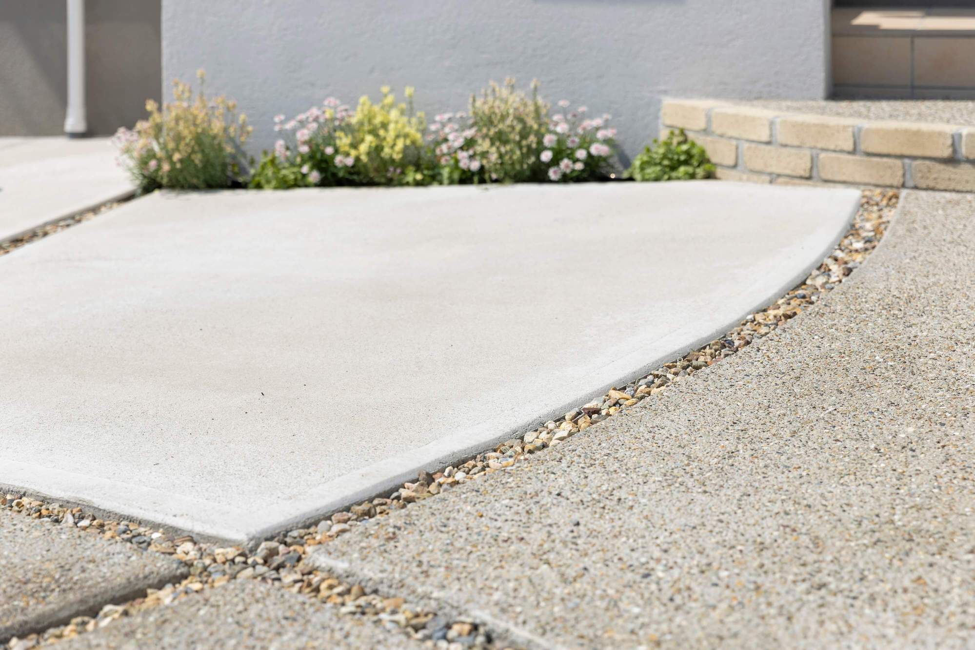 タイル タイルテラス かわいい おしゃれ プライベートガーデン テラス屋根 青 ブルー 愛知県 名古屋市 三井ホーム 外構 デザイン おすすめ