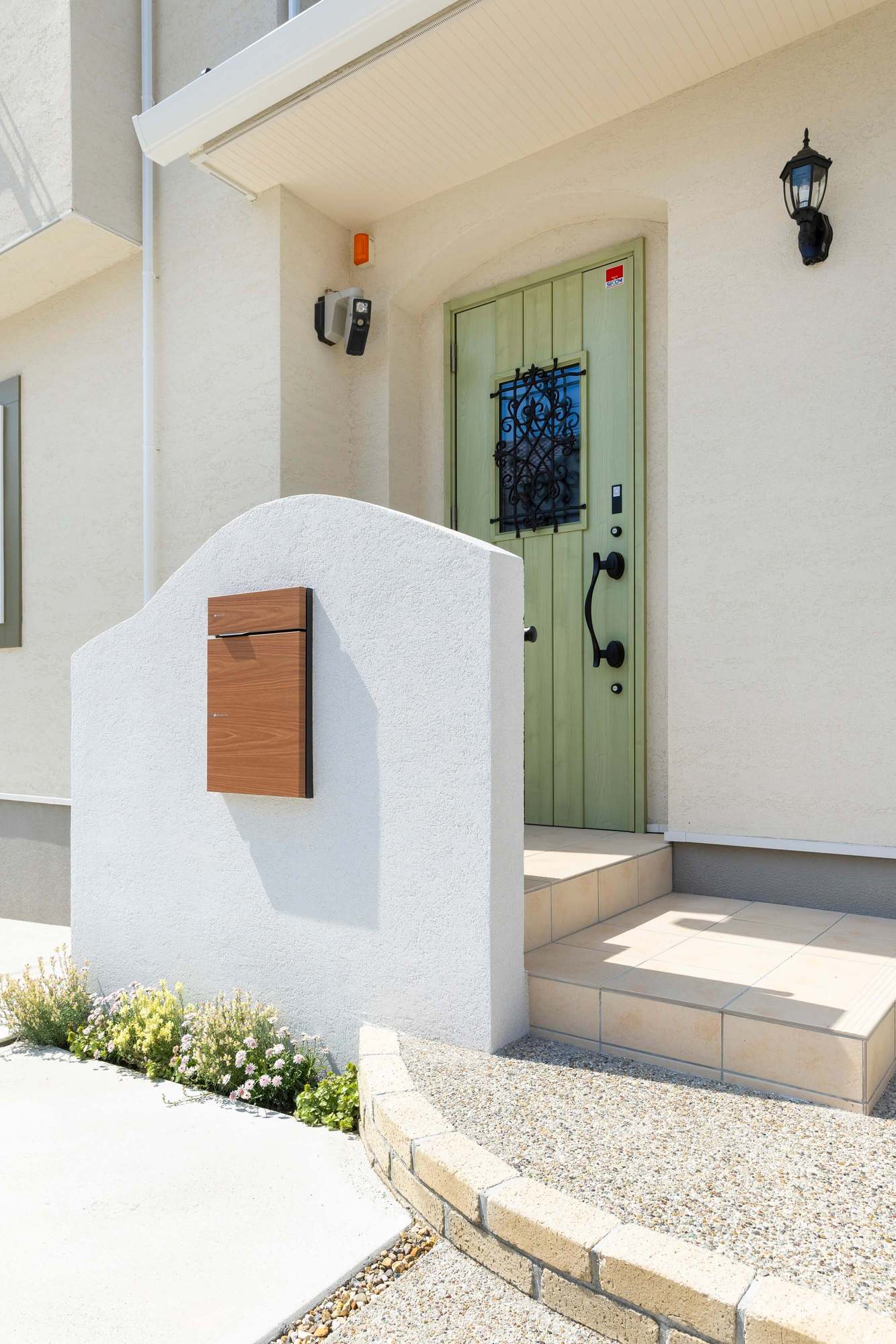 タイル タイルテラス かわいい おしゃれ プライベートガーデン テラス屋根 青 ブルー 愛知県 名古屋市 三井ホーム 外構 デザイン おすすめ