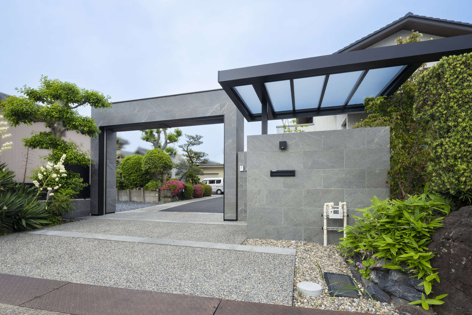 愛知県 名古屋市 外構 リフォーム外構 エクステリア エクステリアデザイン シャッターゲート ワイドシャッター LIXIL マルチルーフ 三協アルミ 新築外構