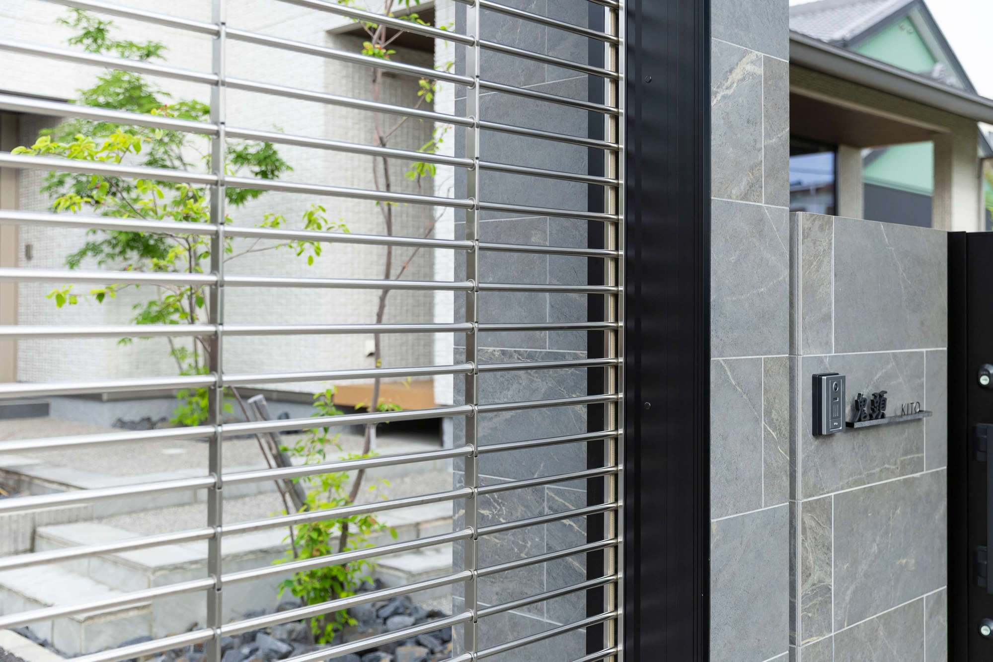 愛知県 名古屋市 外構 リフォーム外構 エクステリア エクステリアデザイン シャッターゲート ワイドシャッター LIXIL マルチルーフ 三協アルミ 新築外構