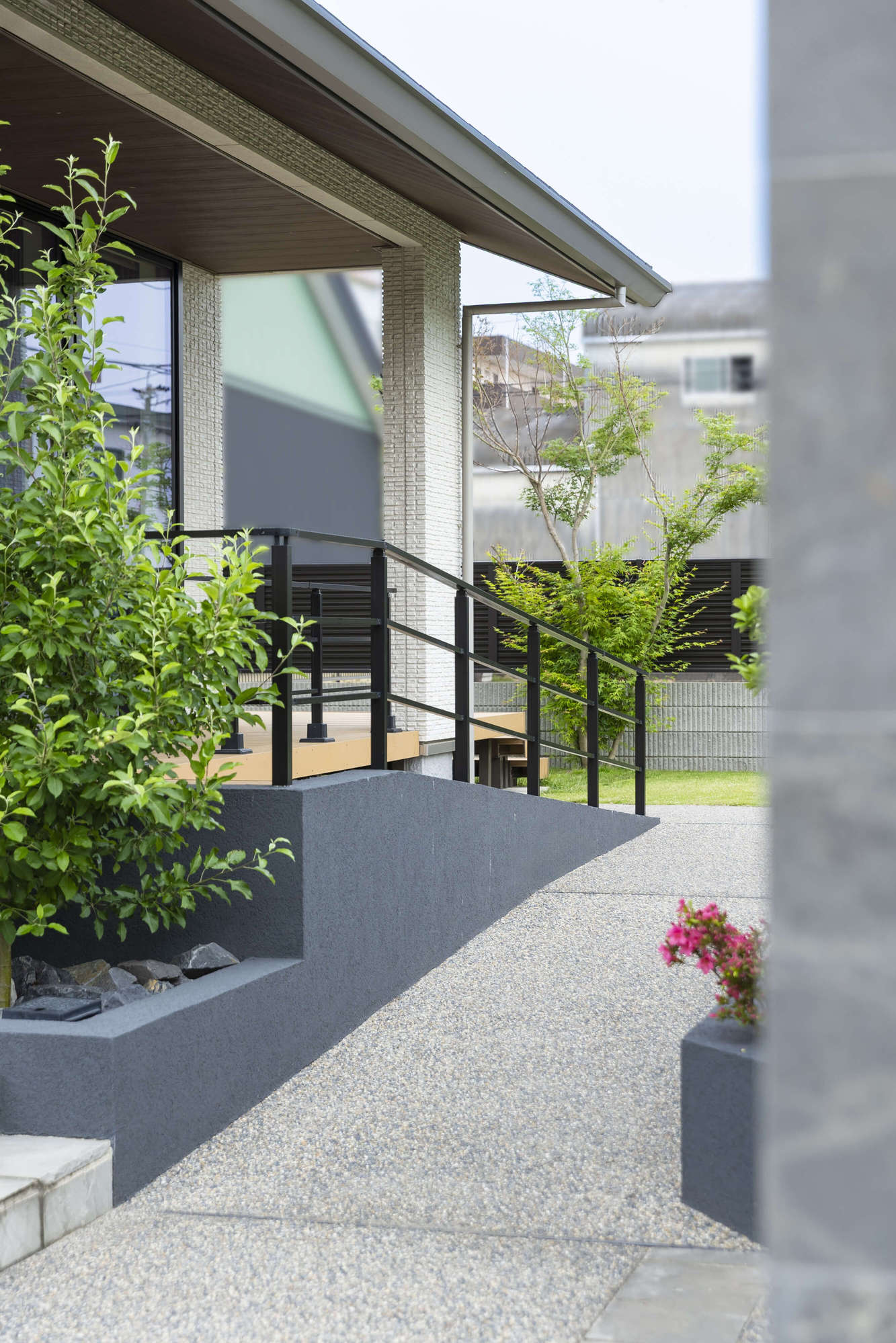 愛知県 名古屋市 外構 リフォーム外構 エクステリア エクステリアデザイン シャッターゲート ワイドシャッター LIXIL マルチルーフ 三協アルミ 新築外構