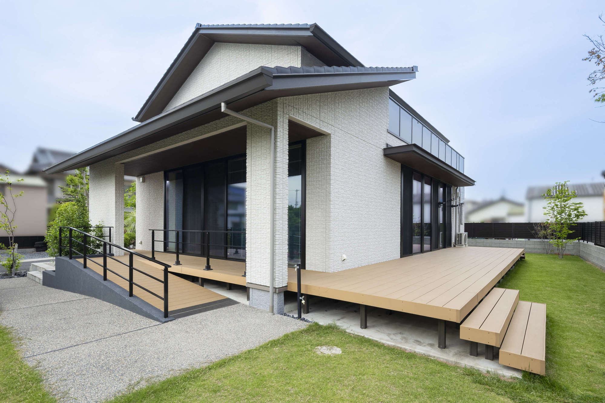 愛知県 名古屋市 外構 リフォーム外構 エクステリア エクステリアデザイン シャッターゲート ワイドシャッター LIXIL マルチルーフ 三協アルミ 新築外構