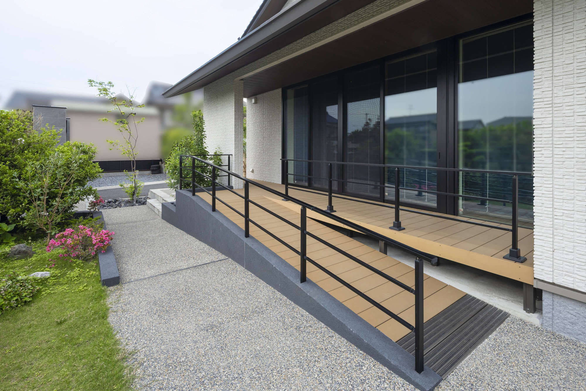 愛知県 名古屋市 外構 リフォーム外構 エクステリア エクステリアデザイン シャッターゲート ワイドシャッター LIXIL マルチルーフ 三協アルミ 新築外構