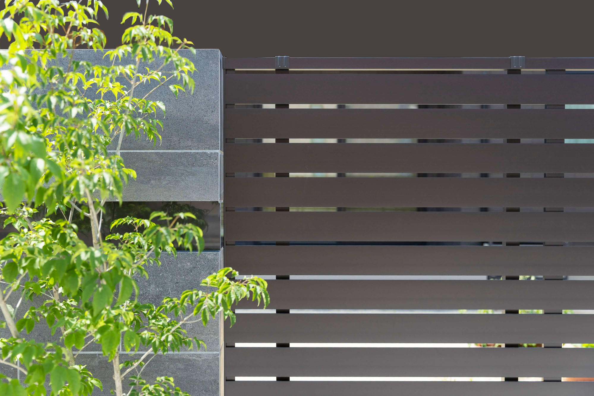 新築外構 シンプルモダン おしゃれ かっこいい 平屋住宅 アイ工務店 エクステリア 外構デザイン 愛知県 名古屋市 フェンス 目隠し