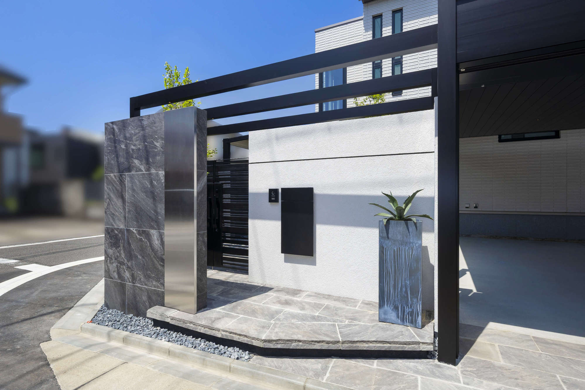 愛知県 名古屋市 新築外構 積水ハウス エクステリア デザイン おしゃれ 高級感 ガレージ シャッターゲート 防犯対策  LIXIL YKKap