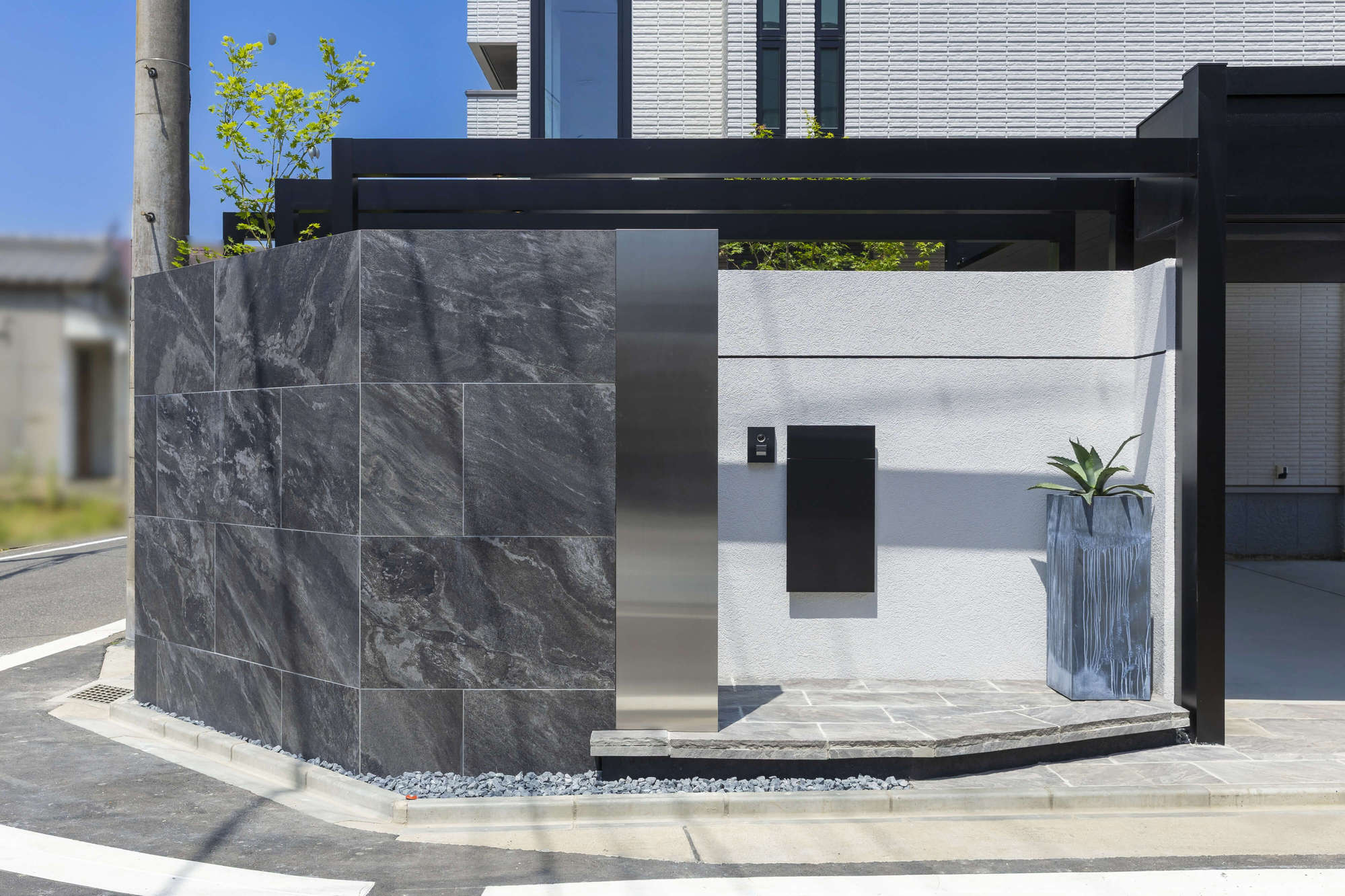 愛知県 名古屋市 新築外構 積水ハウス エクステリア デザイン おしゃれ 高級感 ガレージ シャッターゲート 防犯対策  LIXIL YKKap