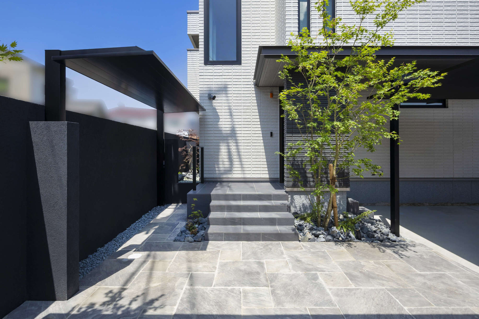 愛知県 名古屋市 新築外構 積水ハウス エクステリア デザイン おしゃれ 高級感 ガレージ シャッターゲート 防犯対策  LIXIL YKKap