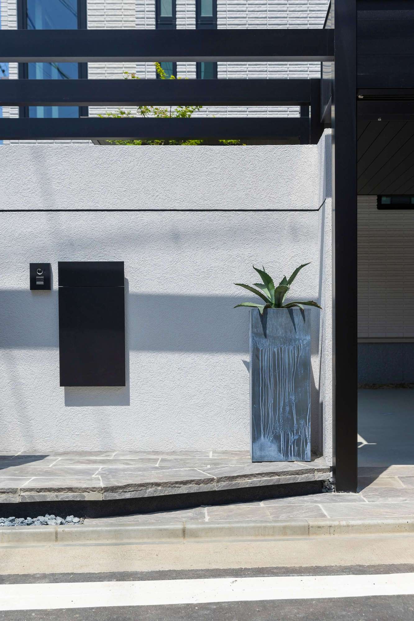 愛知県 名古屋市 新築外構 積水ハウス エクステリア デザイン おしゃれ 高級感 ガレージ シャッターゲート 防犯対策  LIXIL YKKap