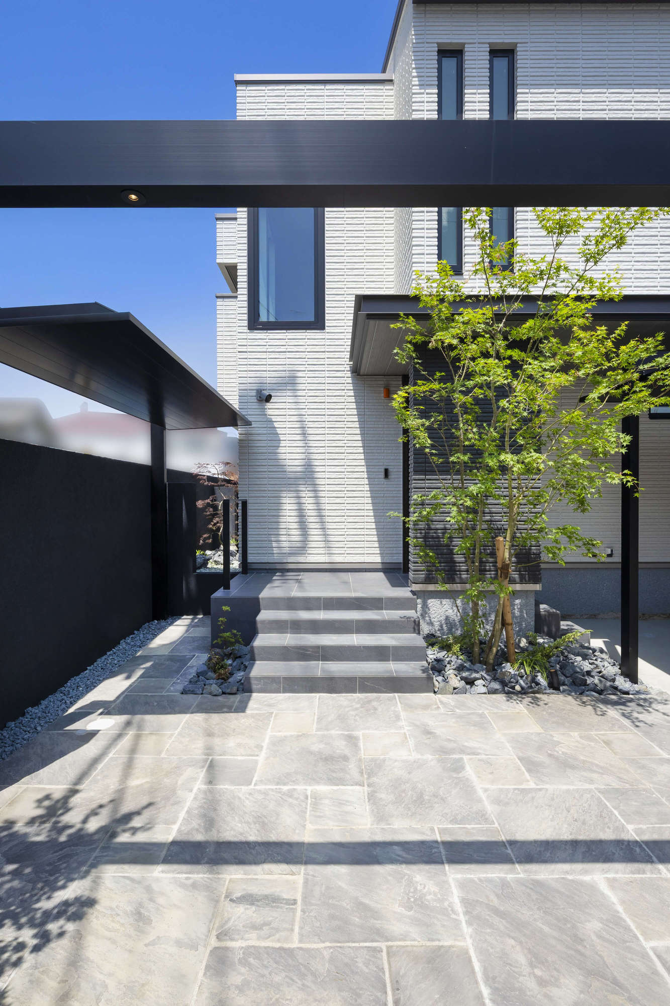 愛知県 名古屋市 新築外構 積水ハウス エクステリア デザイン おしゃれ 高級感 ガレージ シャッターゲート 防犯対策  LIXIL YKKap