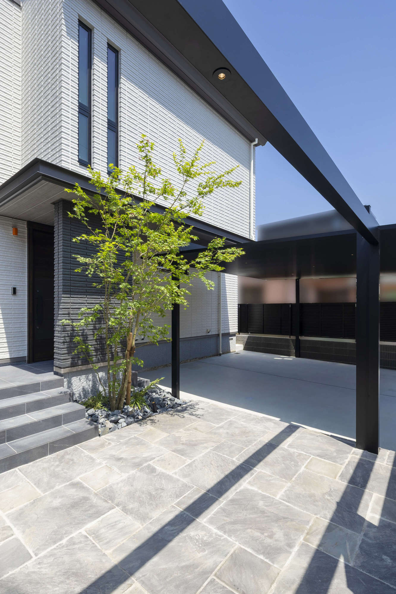 愛知県 名古屋市 新築外構 積水ハウス エクステリア デザイン おしゃれ 高級感 ガレージ シャッターゲート 防犯対策  LIXIL YKKap