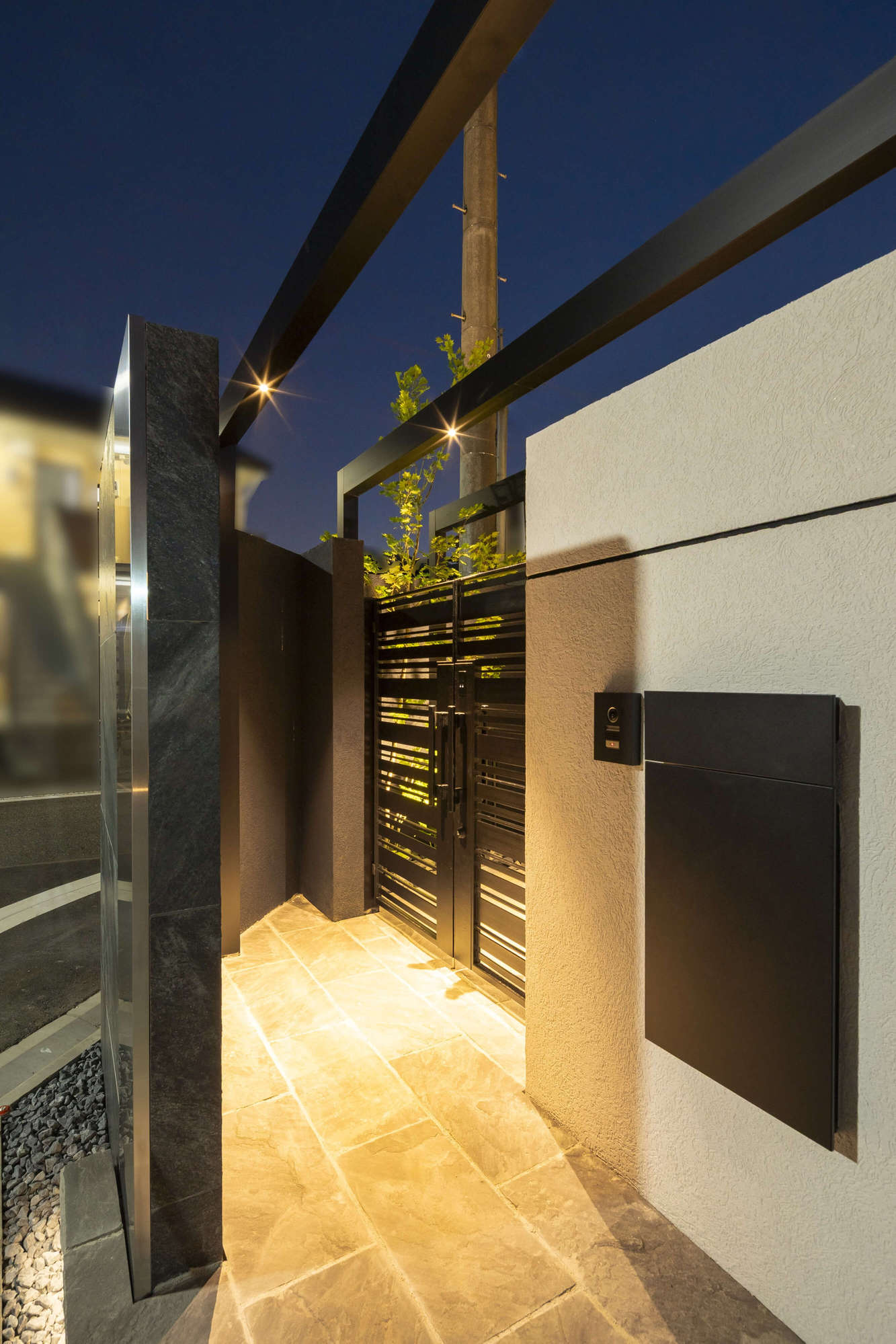 愛知県 名古屋市 新築外構 積水ハウス エクステリア デザイン おしゃれ 高級感 ガレージ シャッターゲート 防犯対策  LIXIL YKKap