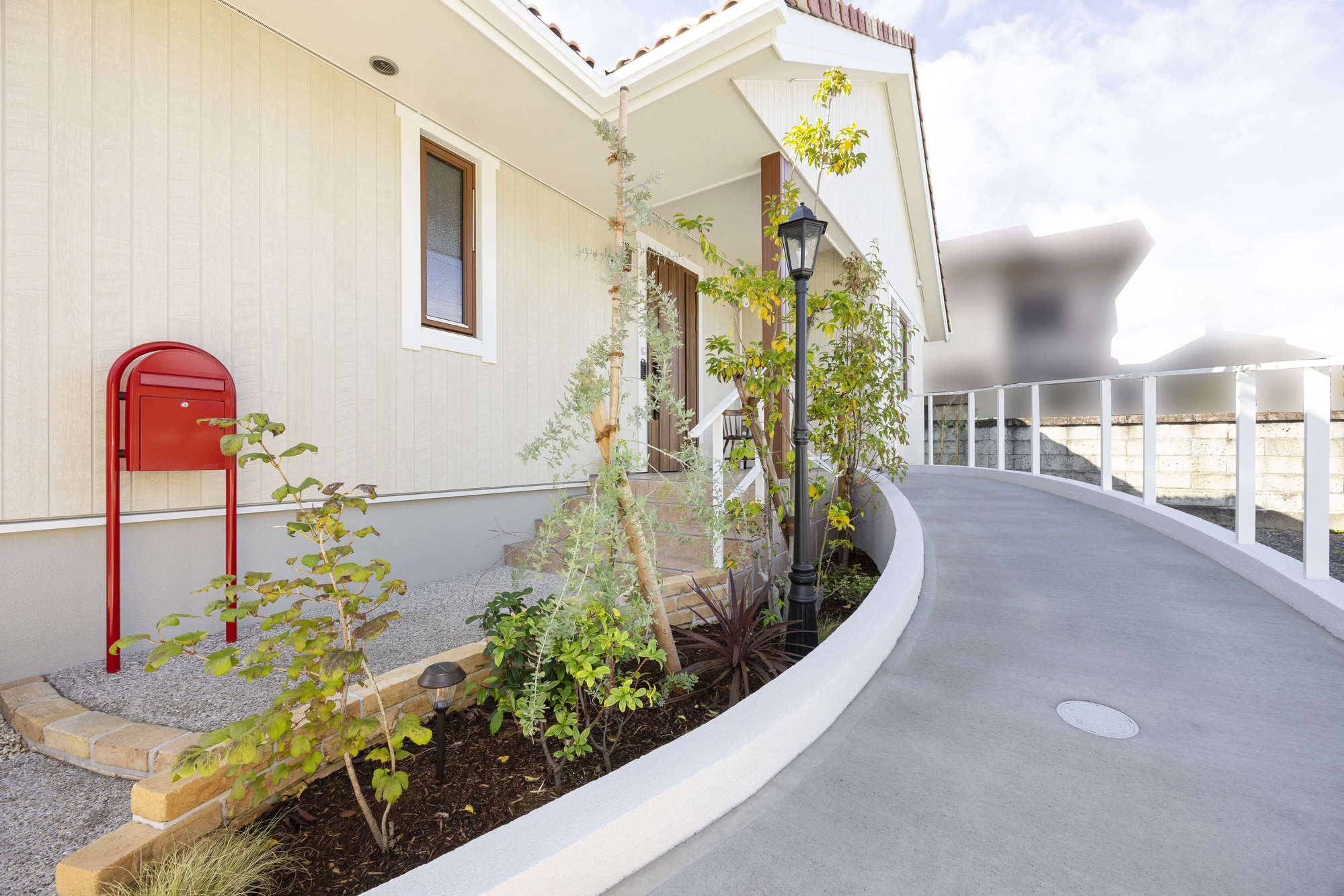 愛知県 名古屋市 新築外構 スロープ 施工例 スウェーデンハウス かわいい おしゃれ 古レンガ アプローチ 門まわり