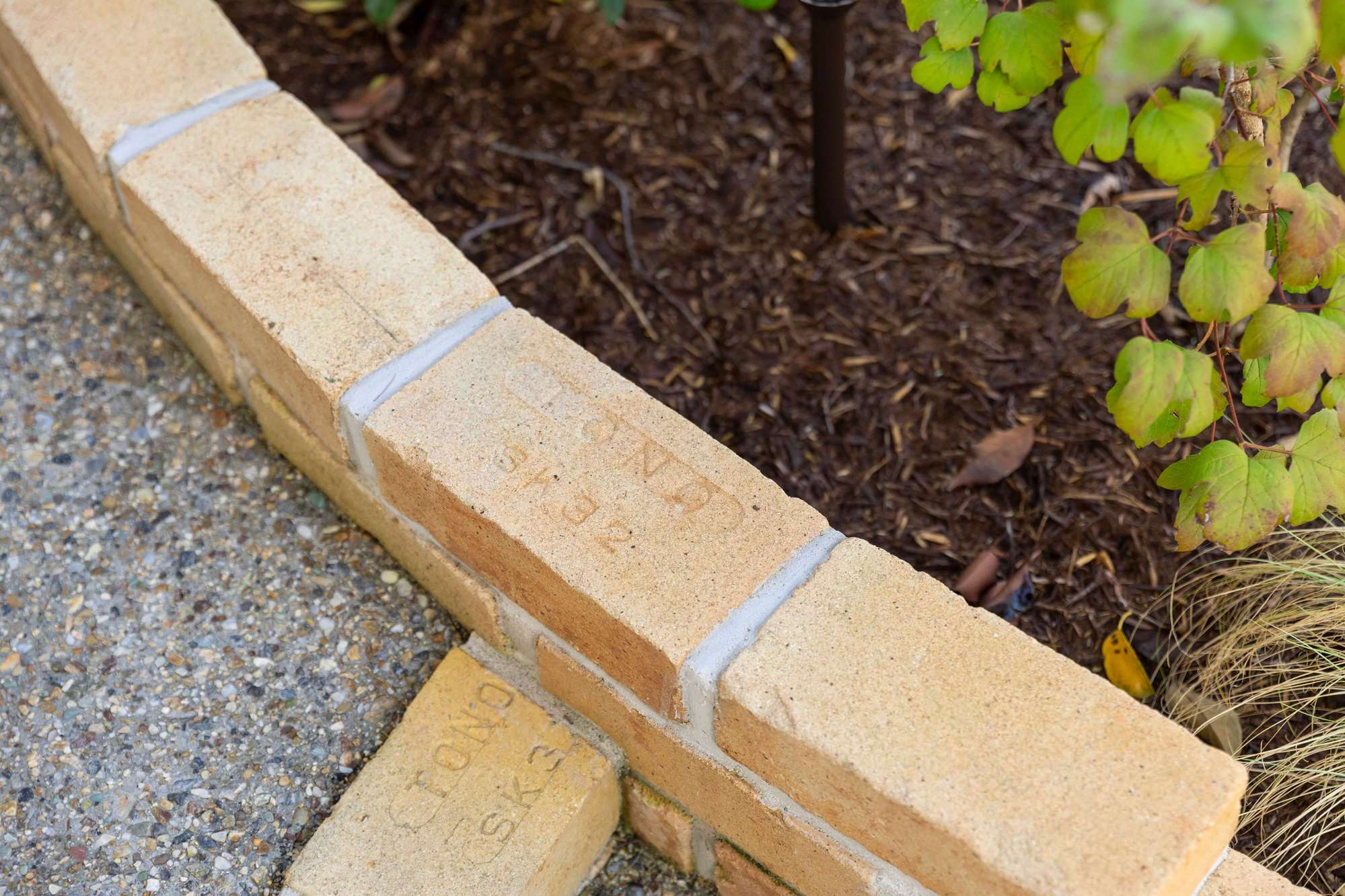 愛知県 名古屋市 新築外構 スロープ 施工例 スウェーデンハウス かわいい おしゃれ 古レンガ アプローチ 門まわり