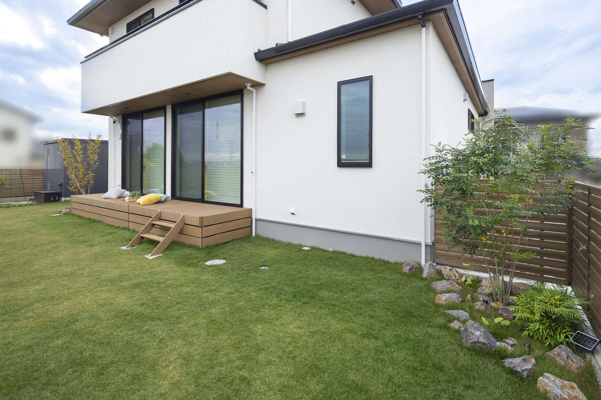 ウッドデッキ 芝生 住友林業 新築外構 エクステリア 外構 デザイン ガーデンデザイン おしゃれ かっこいい ナチュラルモダン カーポート カーゲート 愛知県 名古屋市