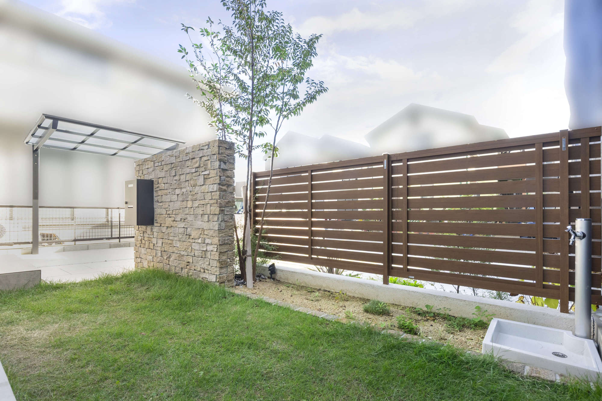 三井ホーム 新築外構 外構 フェンス ナチュラル デザイン エクステリア 自然石 サイクルポート 植栽 かわいい 愛知県 名古屋市