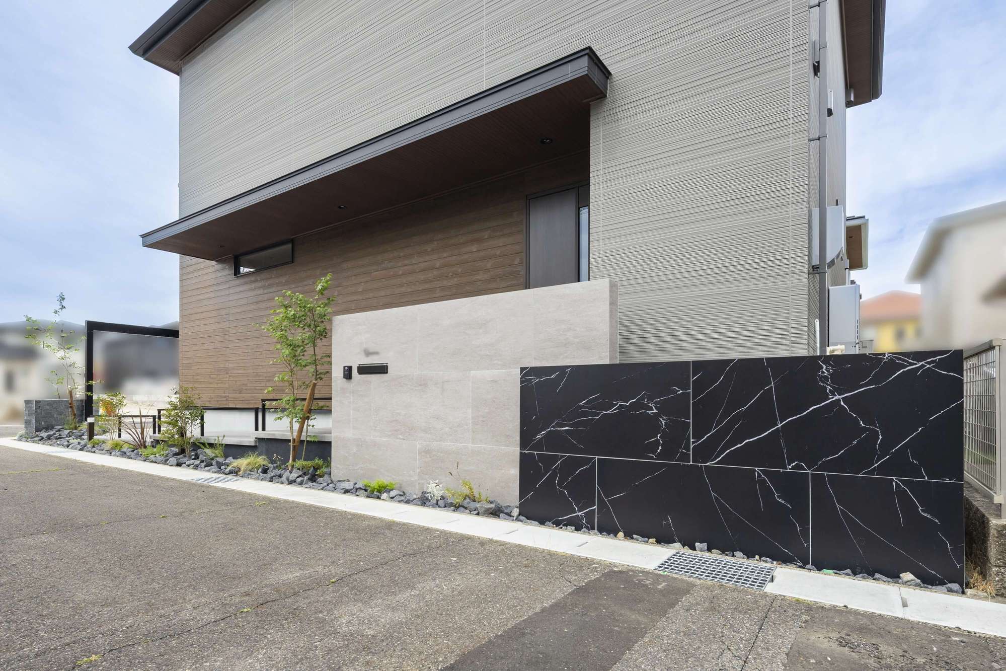 サーラ住宅 新築外構 エクステリア 角地 カーポート おしゃれ かっこいい アプローチ 愛知県 春日井市 名古屋市 エクステリアデザイン おすすめ 