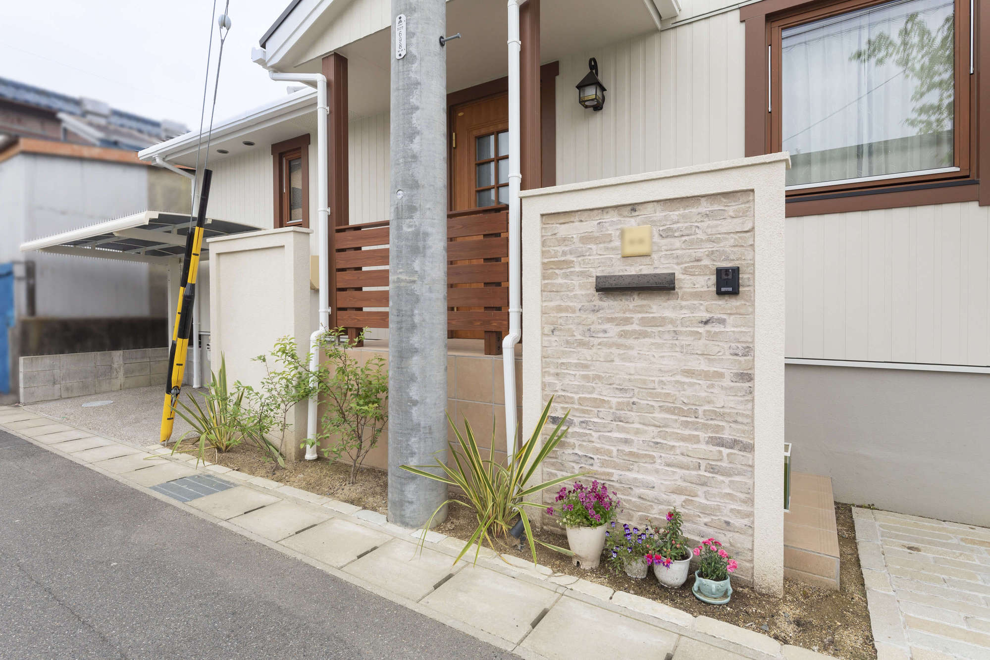 愛知県  新築外構 かわいい 外構デザイン 天然木 ウッドデッキ スウェーデンハウス