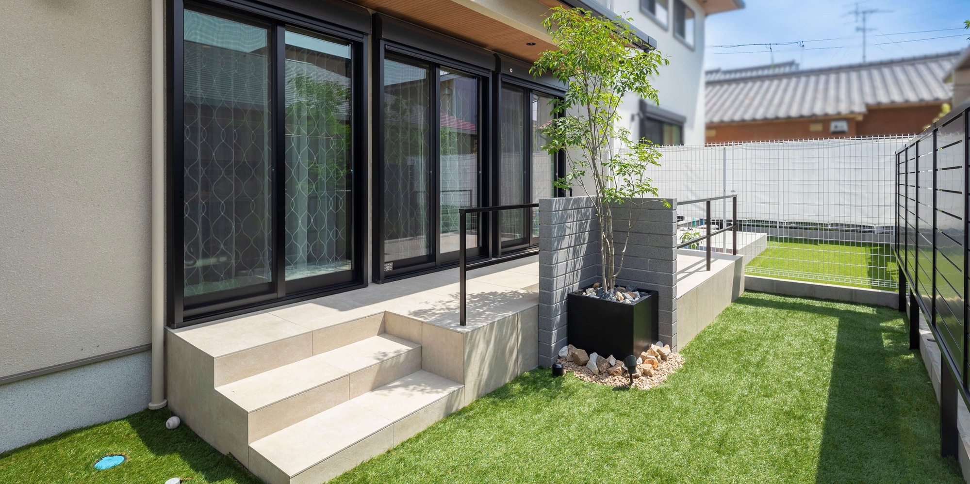 新築外構 住友林業 タイルテラス 庭工事 かっこいい ガーデンデザイン カーポートSC 目隠しフェンス