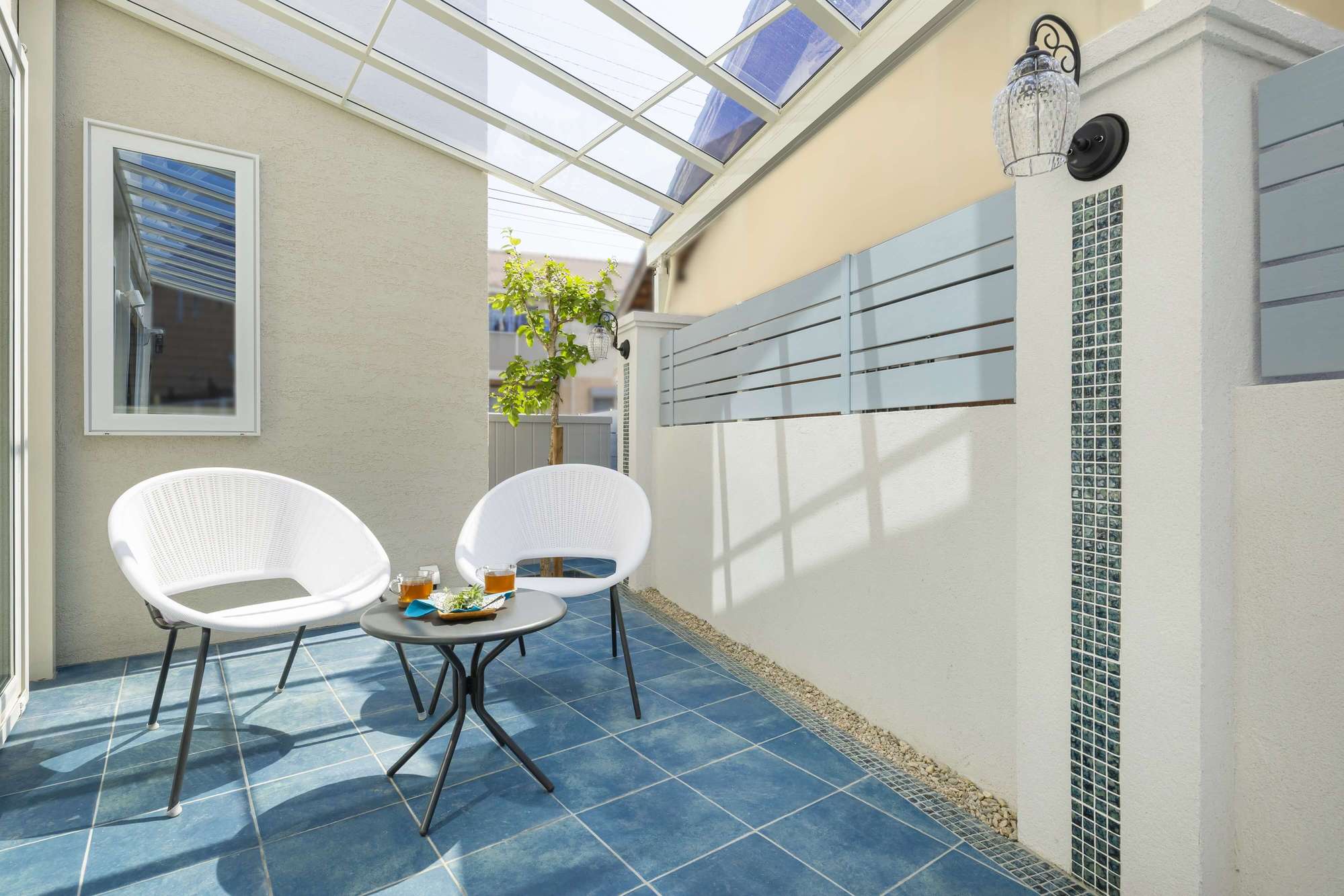 タイル タイルテラス かわいい おしゃれ プライベートガーデン テラス屋根 青 ブルー 愛知県 名古屋市 三井ホーム 外構 デザイン おすすめ