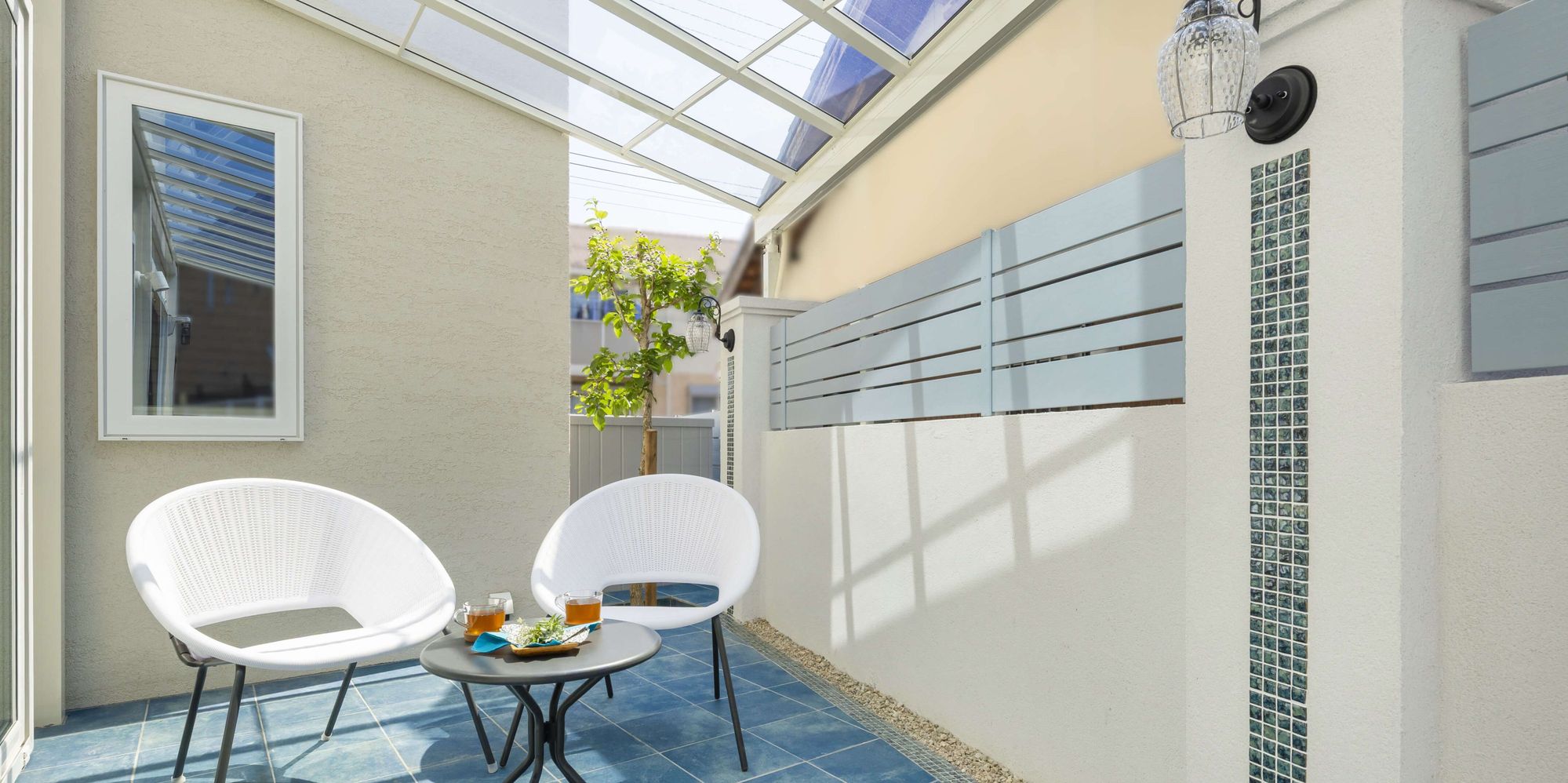 タイル タイルテラス かわいい おしゃれ プライベートガーデン テラス屋根 青 ブルー 愛知県 名古屋市 三井ホーム 外構 デザイン おすすめ