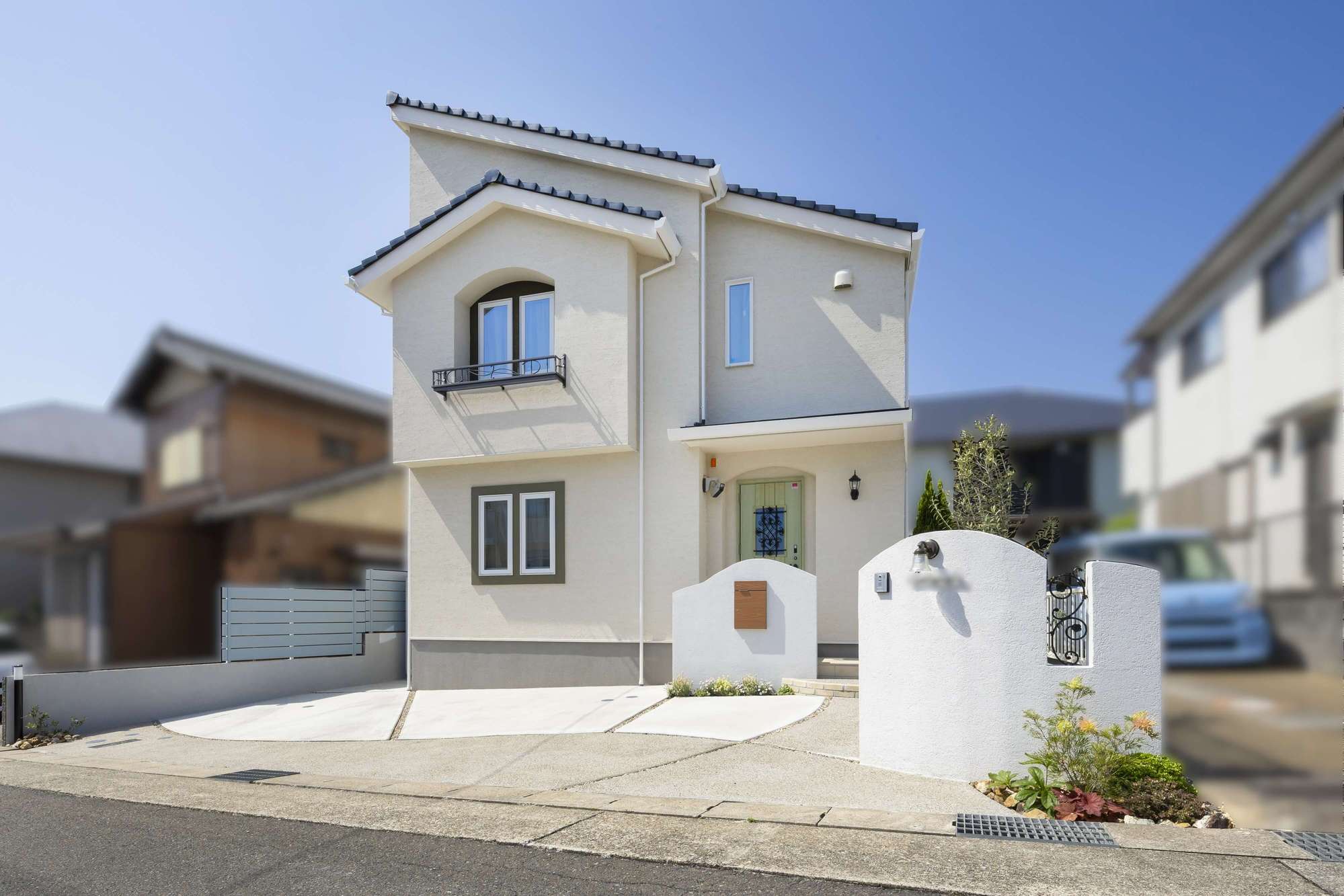 タイル タイルテラス かわいい おしゃれ プライベートガーデン テラス屋根 青 ブルー 愛知県 名古屋市 三井ホーム 外構 デザイン おすすめ