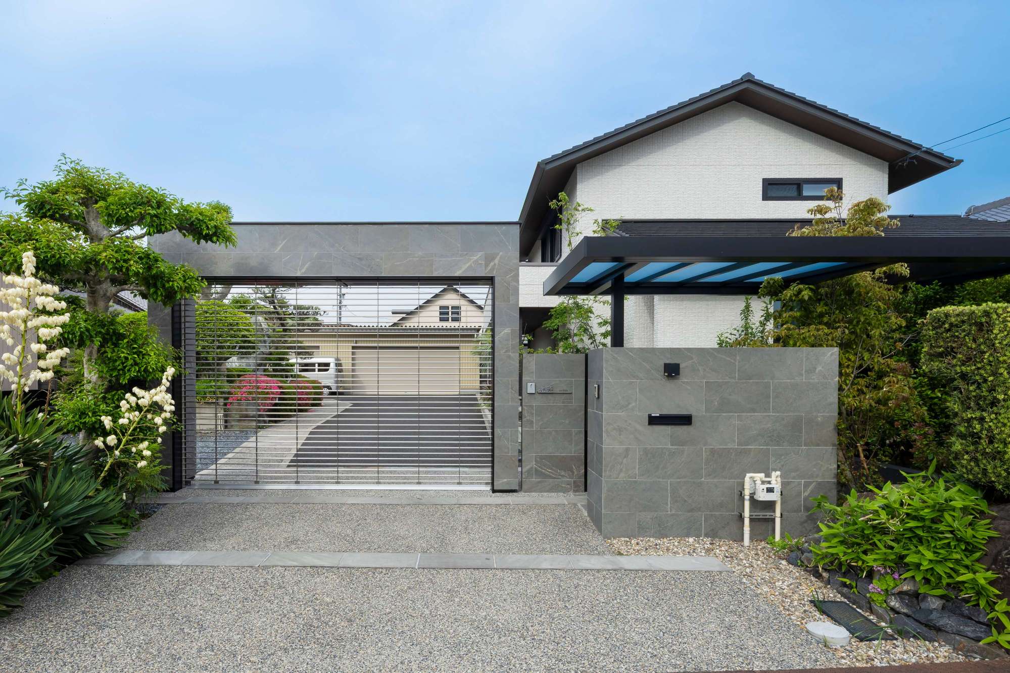 愛知県 名古屋市 おすすめ おしゃれ 高級感 シャッタゲート シャッター 門まわり LIXIL リクシル ガレージ リフォーム リフォーム外構 外構デザイン