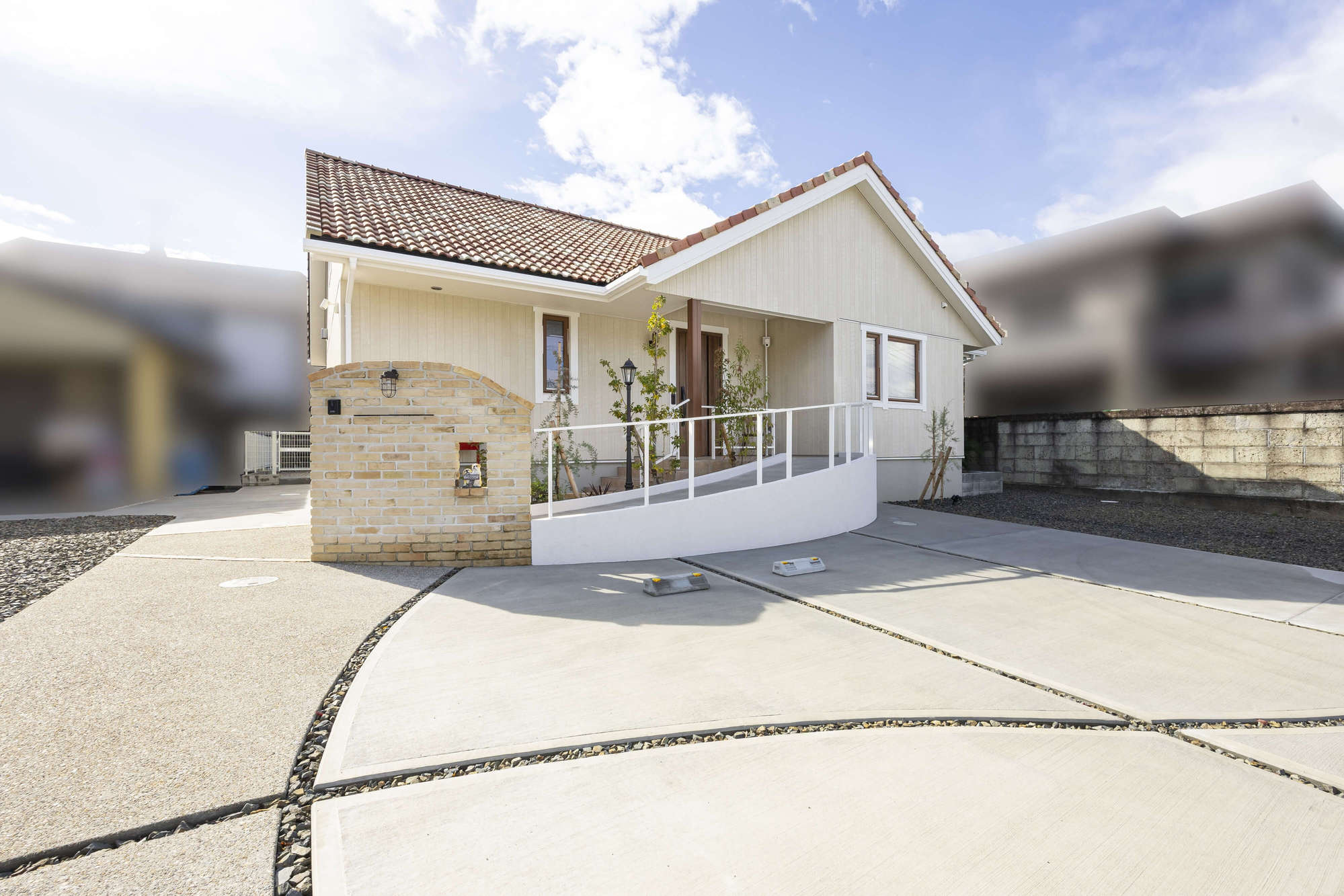 愛知県 名古屋市 新築外構 施工例 ナチュラル かわいい スウェーデンハウス 平屋 スロープ 門まわり アプローチ 駐車場 レンガ 古レンガ