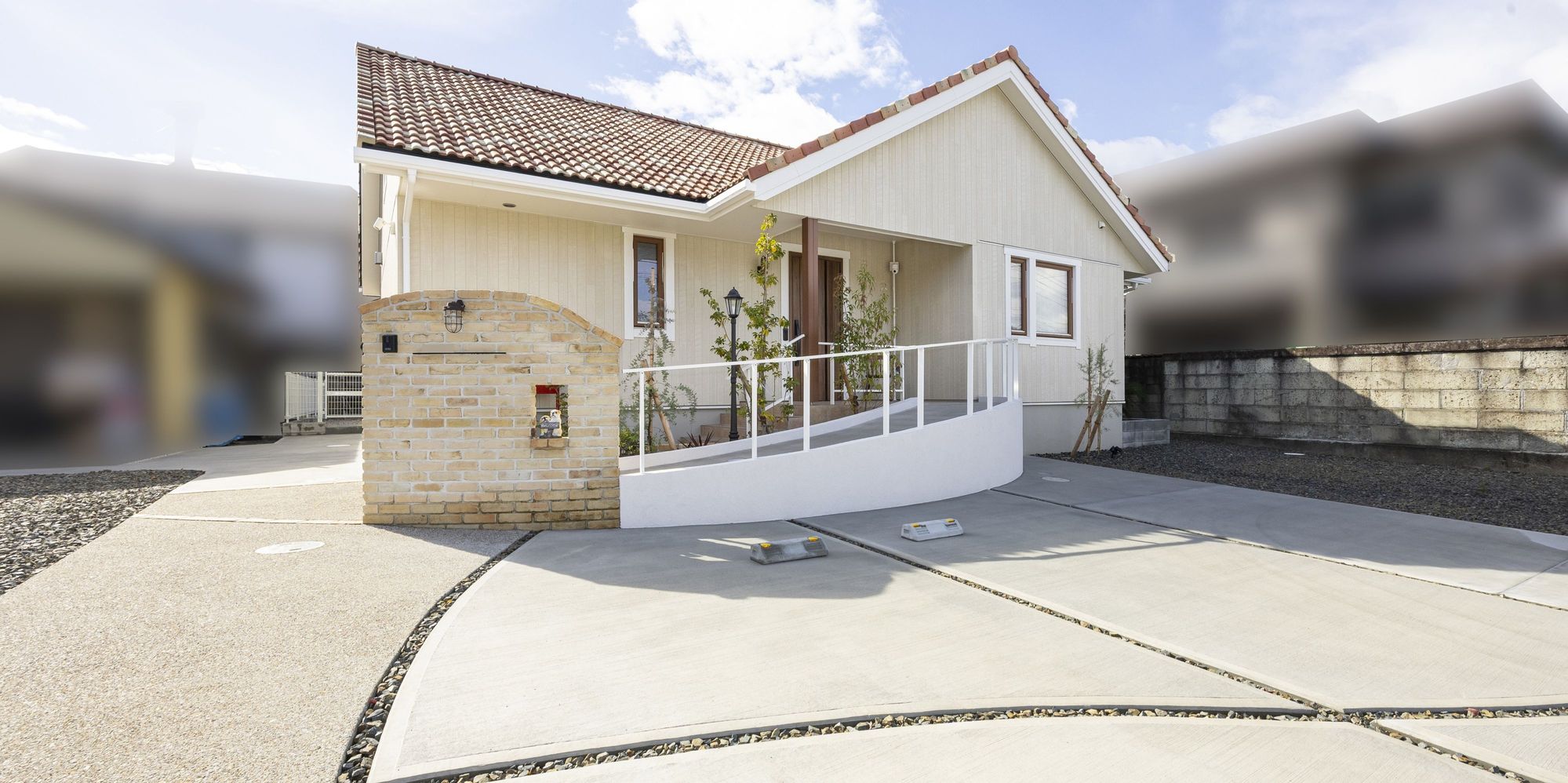 愛知県 名古屋市 新築外構 施工例 ナチュラル かわいい スウェーデンハウス 平屋 スロープ 門まわり アプローチ 駐車場 レンガ 古レンガ